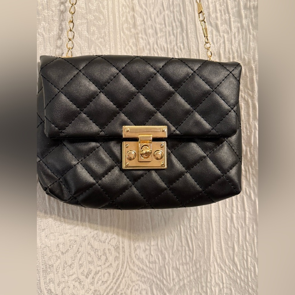 Elegant Black Quilted Chain Bag - Picture 2 of 5